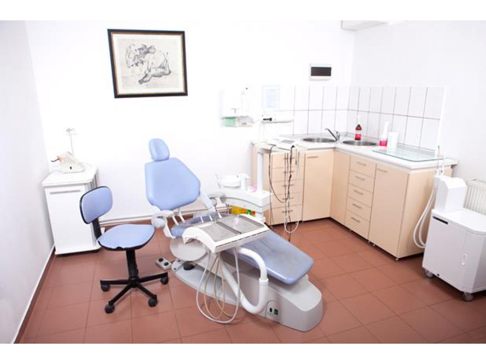 Ambra Clinica Dentara - 429028_162640077190532_162397787214761_230446_472234859_n.jpg