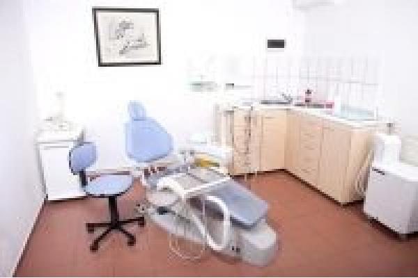 Ambra Clinica Dentara - 429028_162640077190532_162397787214761_230446_472234859_n.jpg