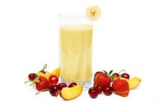 Smoothie cu banane, afine si capsune