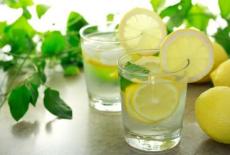 Cocktail cu lamaie si ghimbir