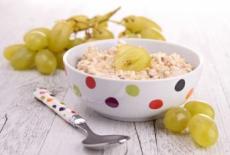 Musli de ovaz cu pere si struguri