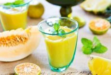 Smoothie tropical cu pepene galben